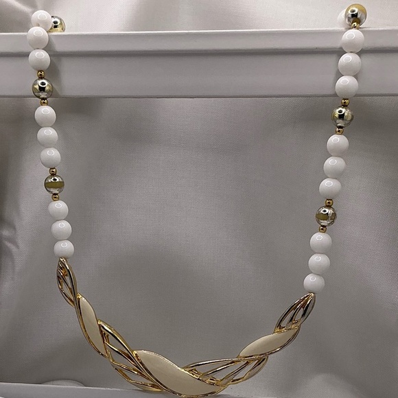 Vintage White & Gold Tone Statement Necklace - Picture 1 of 3
